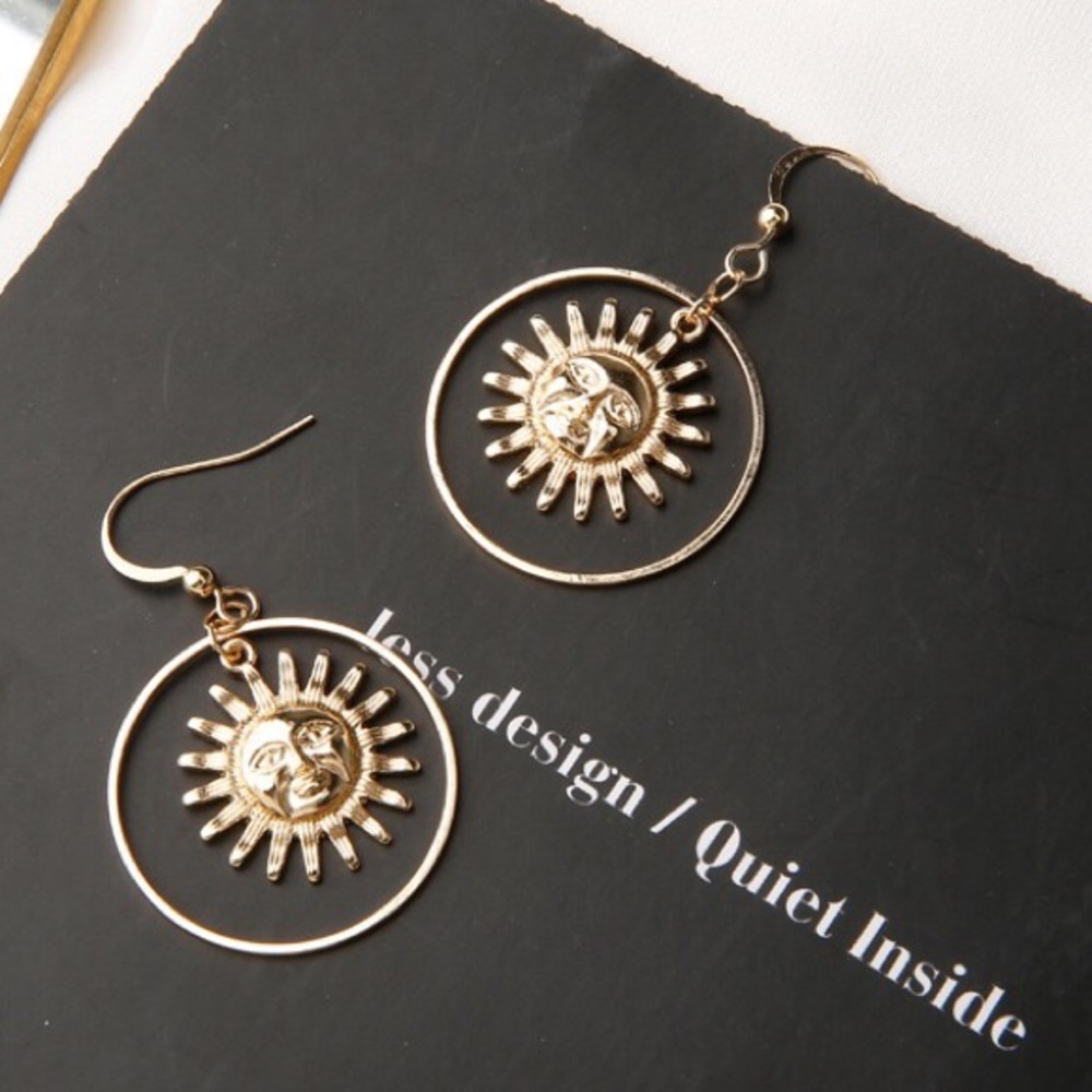 βοΈGolden Sun π Pendent Earrings - Picture 7 of 8